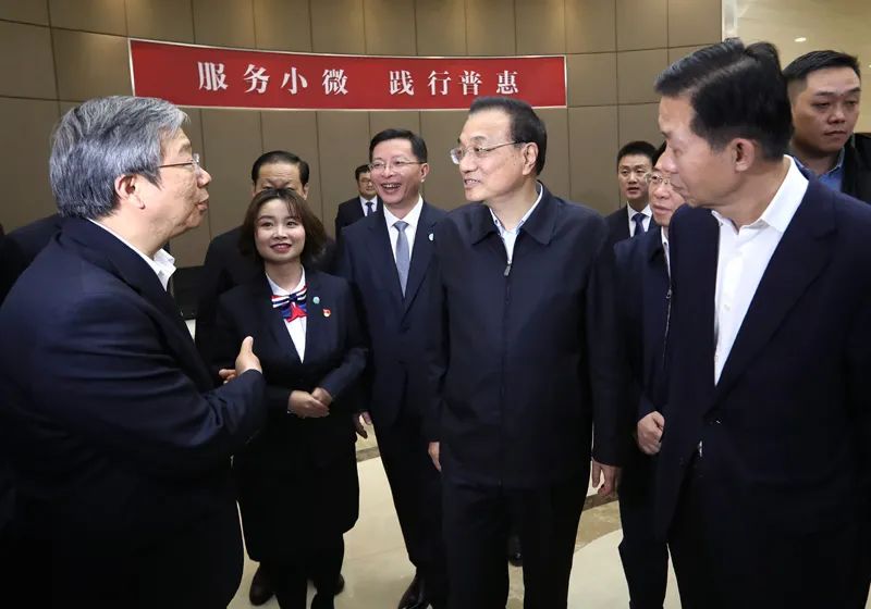 图为2019年12月23日,李克强总理考察成都银行自贸区支行,了解小微贷款规模和利率等情况。
